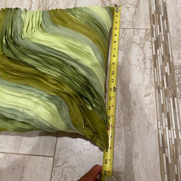 Pair of green wave ruffled pillows - Picture 8 of 9